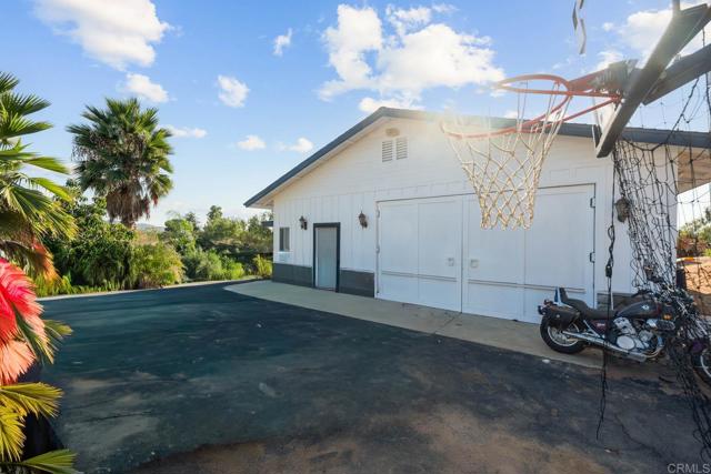 28757 Mac Tan Road, Valley Center CA: https://media.crmls.org/mediaz/c2019a46-2cc0-4a7b-990a-8959db960b01.jpg
