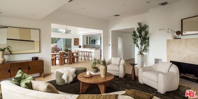 7420 Cervantes Place, Los Angeles CA: https://media.crmls.org/mediaz/c201c41e-eaa7-46c8-91bd-e8d5731f3628.jpg