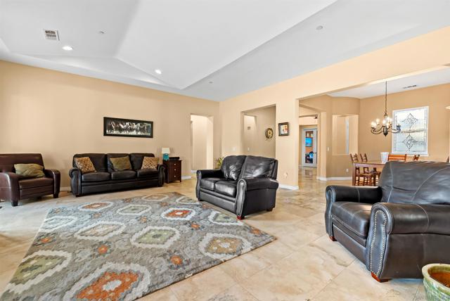 2157 Hidden Springs Dr, El Cajon CA: https://media.crmls.org/mediaz/c201e606-8fd1-4607-b6c4-6818b4364f45.jpg