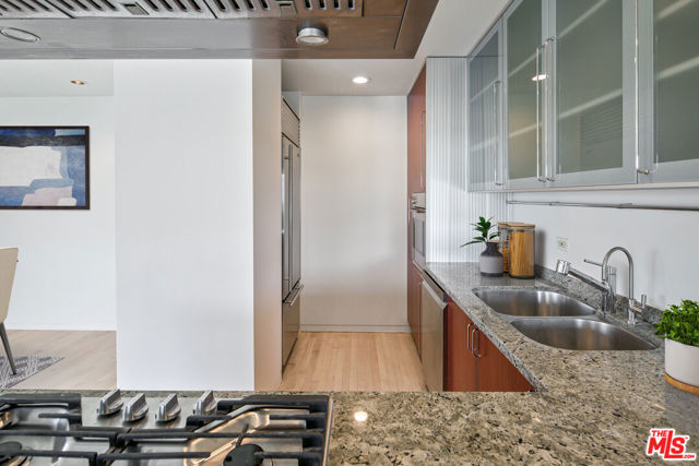 101 California Avenue, Santa Monica CA: https://media.crmls.org/mediaz/c2022935-1a0b-441f-a52f-bca20ae800dc.jpg