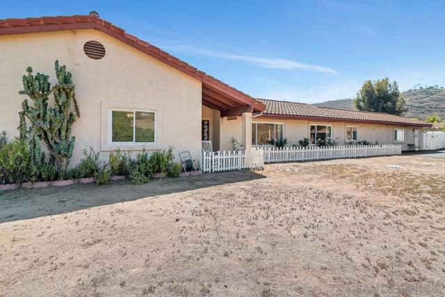 25980 Forest Dr, Escondido CA: https://media.crmls.org/mediaz/c2023548-b074-44b1-a046-8182cbb2d8de.jpg