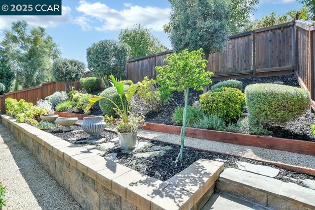 1746 Veneto Ln, Brentwood CA: https://media.crmls.org/mediaz/c2027406-0484-42de-bb28-18897980df25.jpg
