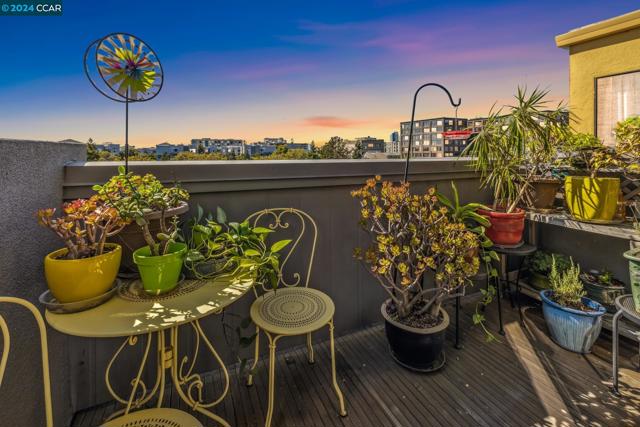 5 Embarcadero, Oakland, California 94607, 2 Bedrooms Bedrooms, ,2 BathroomsBathrooms,Condominium,For Sale,Embarcadero,41069299