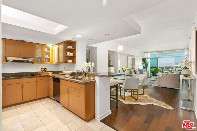 13700 Marina Pointe Drive, 1011 photo 2