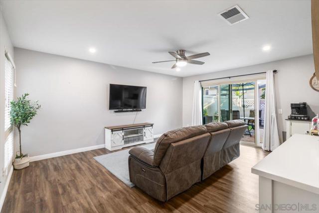 220 Eveningside Gln, Escondido CA: https://media.crmls.org/mediaz/c2055658-bba8-4440-a73b-9f0f6a90ac13.jpg