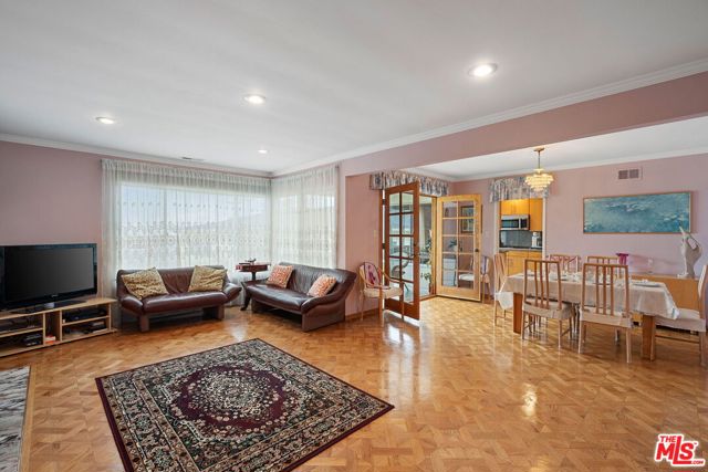 1114 23rd Street, Santa Monica CA: https://media.crmls.org/mediaz/c205b83f-7f40-4683-bba0-8ab304e5cc2d.jpg