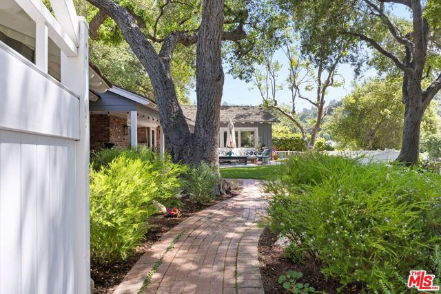 15601 Woodfield Place, Sherman Oaks CA: https://media.crmls.org/mediaz/c205be3a-472c-4ff3-b108-69cb40957ac5.jpg