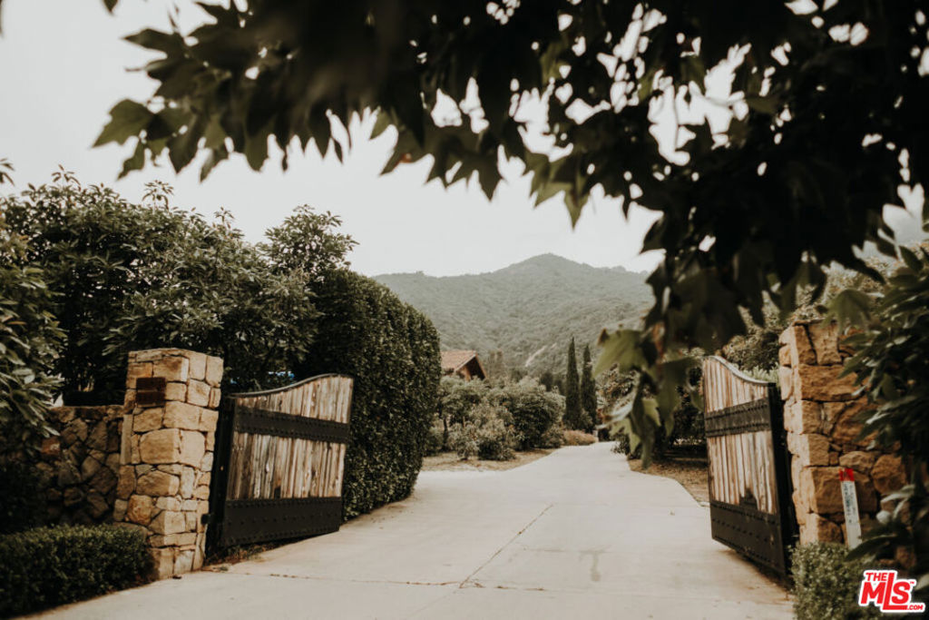 https://media.crmls.org/mediaz/c206997d-1895-4a09-914e-3c035472ecf9.jpg?preset=X-Large
