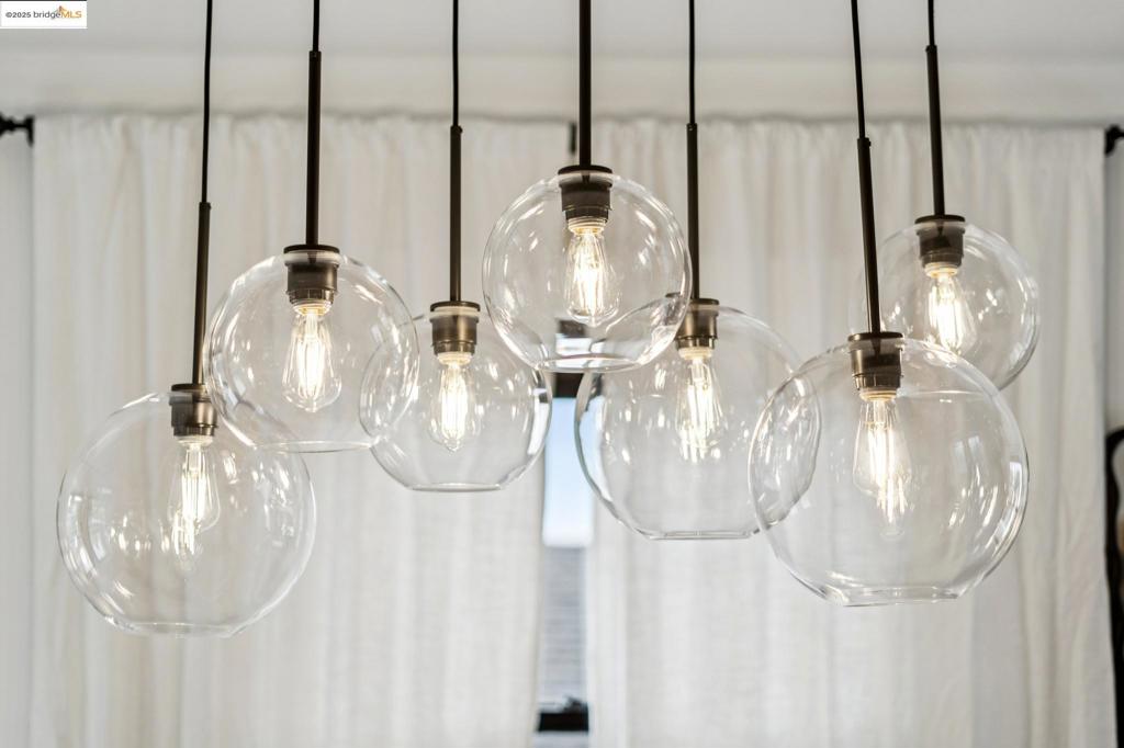https://media.crmls.org/mediaz/c2095cfe-3f6a-416c-8b4c-be731dd7ec5f.jpg?preset=X-Large