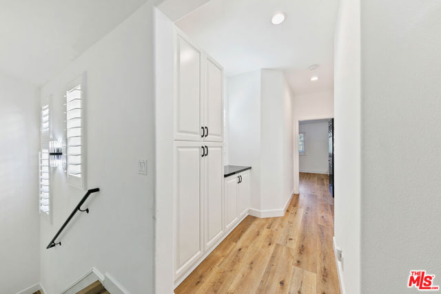 6477 Zuma View Place, Malibu CA: https://media.crmls.org/mediaz/c2096727-99aa-40b0-bd33-feaf6f01b207.jpg