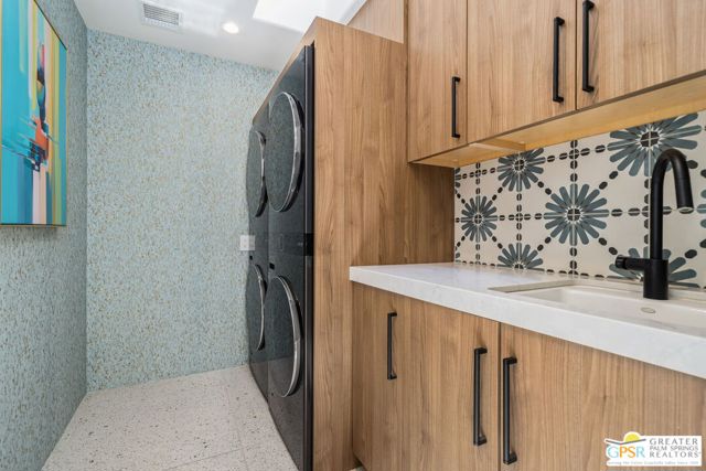 30 Mayfair Drive, Rancho Mirage CA: https://media.crmls.org/mediaz/c20a1818-3beb-4d0d-b2b7-6849176e1dfd.jpg