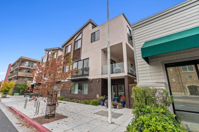 924 Woodside Road, Redwood City CA: https://media.crmls.org/mediaz/c20a1df3-5939-4e95-8dd4-312aee40b1c6.jpg