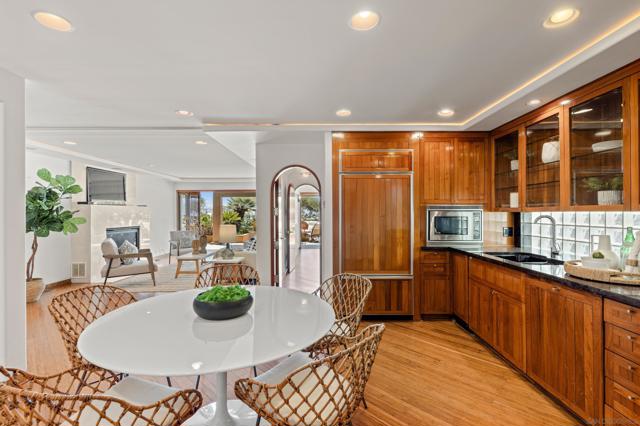 Image 10 of 52 For 2617 Ocean Front Walk