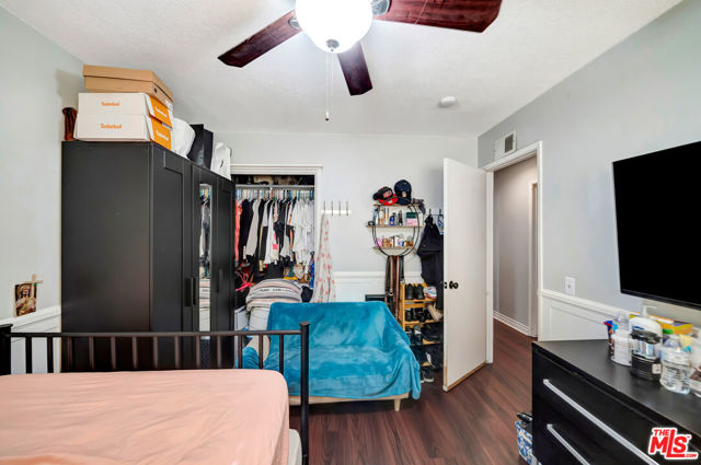 2425 Dusan Street, Simi Valley CA: https://media.crmls.org/mediaz/c20d3bf9-8ce5-4387-95f0-655653c024a0.jpg