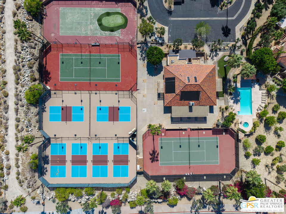 https://media.crmls.org/mediaz/c20e3833-e665-4822-a7e1-722bc69c42b8.jpg?preset=X-Large