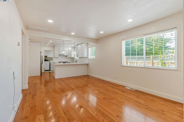 2940 Somerset Ave, Castro Valley CA: https://media.crmls.org/mediaz/c20ef58c-5bf7-4ec0-ad51-da7e2940d0ca.jpg