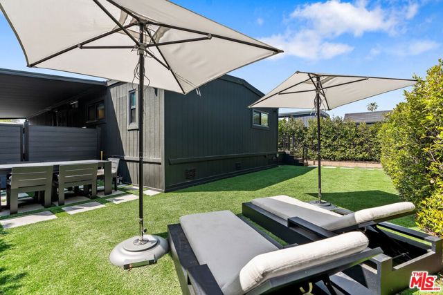 29500 Heathercliff Road, Malibu CA: https://media.crmls.org/mediaz/c210920a-aa82-4033-9016-ff0d18820f2d.jpg