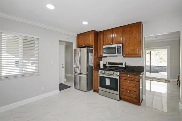 7684 Meadowbrook Ct, San Diego CA: https://media.crmls.org/mediaz/c210a208-aaa3-4fc1-984f-8677950039e4.jpg