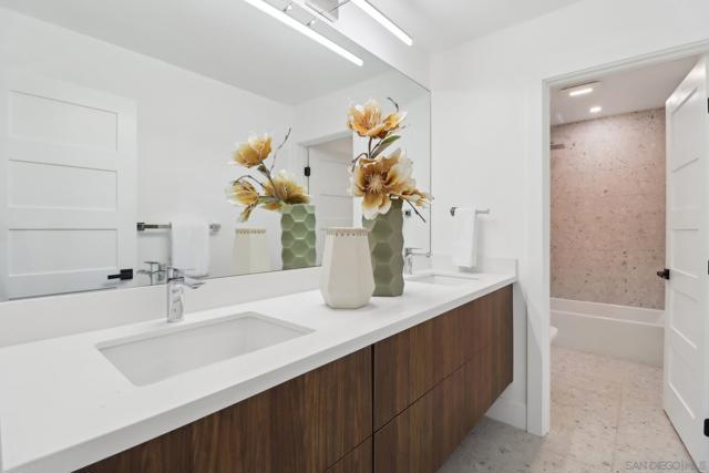 7117 Obelisco Cir, Carlsbad CA: https://media.crmls.org/mediaz/c2112b95-74aa-4fe3-b10c-e01cdb1c176f.jpg