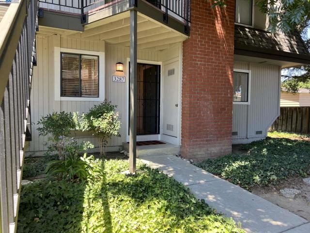 3287 Shadow Park Pl, San Jose CA: https://media.crmls.org/mediaz/c2118f45-87f9-4dd7-b1b8-14ec8bf06203.jpg