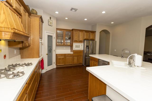 5090 Archcrest Way, Sacramento CA: https://media.crmls.org/mediaz/c211cbbc-ada6-4f39-a85c-00ccb915ae51.jpg