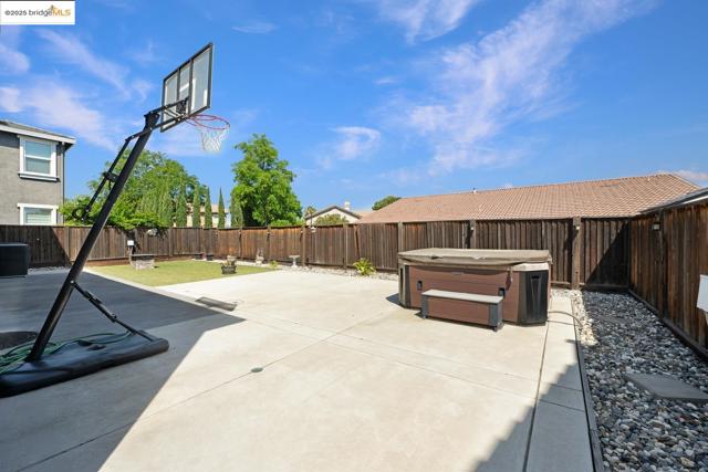 1604 Coventry Dr, Oakley CA: https://media.crmls.org/mediaz/c211d789-b73d-4690-bfe6-cfb2e3dd0531.jpg