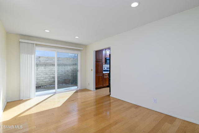 2202 Park Place, Thousand Oaks CA: https://media.crmls.org/mediaz/c212d969-2832-4c60-baed-dcdd5abc6470.jpg