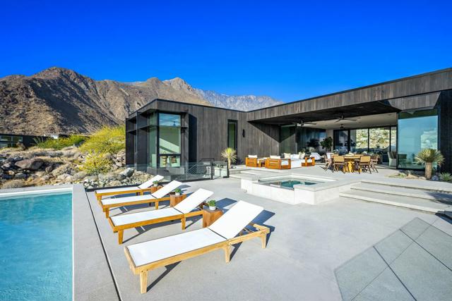 2085 Desert Flower Court, Palm Springs CA: https://media.crmls.org/mediaz/c212eba2-fdad-467e-82da-035b3d09044c.jpg