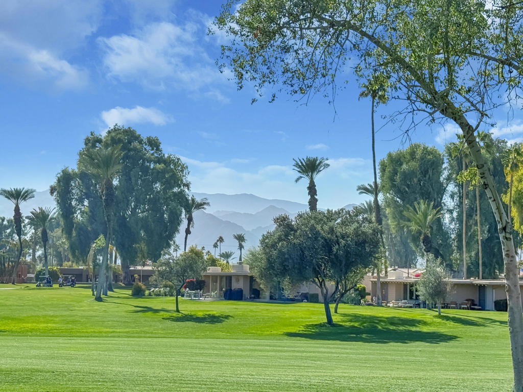 https://media.crmls.org/mediaz/c2138f83-0ea4-4428-ac42-7d4c1d09c6bb.jpg?preset=X-Large
