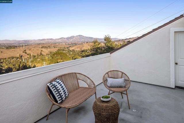 75 Donald Drive, Orinda CA: https://media.crmls.org/mediaz/c2142922-2388-4b14-9330-0d858f20d27a.jpg