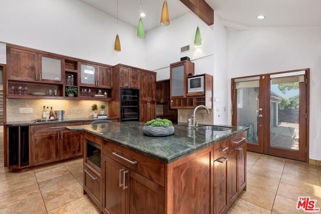 3201 Maplewood Avenue, Los Angeles CA: https://media.crmls.org/mediaz/c2143b01-cdd7-4271-b734-7360913d68c9.jpg