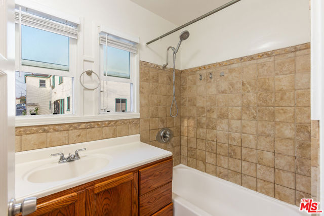 811 E Nutwood Street, Inglewood CA: https://media.crmls.org/mediaz/c214a337-2a76-4897-8a6f-a64c127f4462.jpg