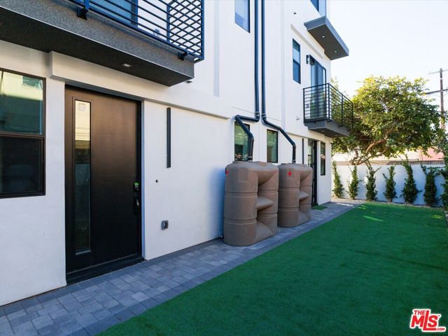 2817 S Redondo Boulevard, Los Angeles CA: https://media.crmls.org/mediaz/c2152e11-e599-44ea-8493-6444fef6eb8b.jpg