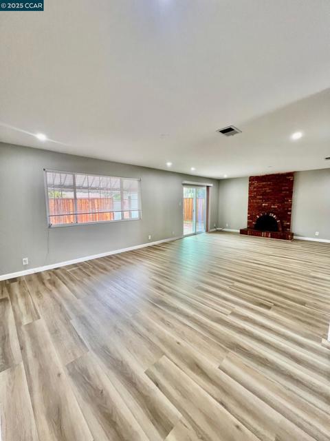 2788 Entrada Cir, Antioch CA: https://media.crmls.org/mediaz/c215a92f-d977-4a6a-9d21-894e823bdf25.jpg