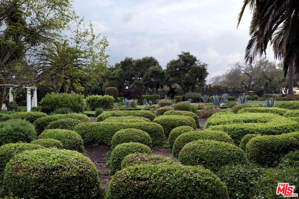 https://media.crmls.org/mediaz/c2160485-d833-4816-813a-1ccaa0b7df10.jpg?preset=X-Large