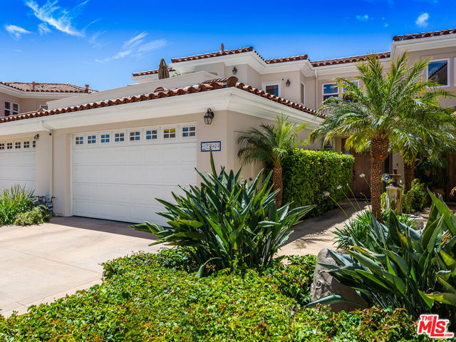 23949 De Ville Way, Malibu CA: https://media.crmls.org/mediaz/c216a8fb-371f-4f26-b342-df77f1633d2d.jpg