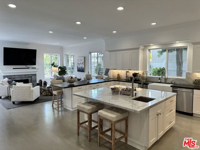 723 10th Street, Santa Monica CA: https://media.crmls.org/mediaz/c216acc3-7c25-42dc-b0fb-fc60a25b6c59.jpg