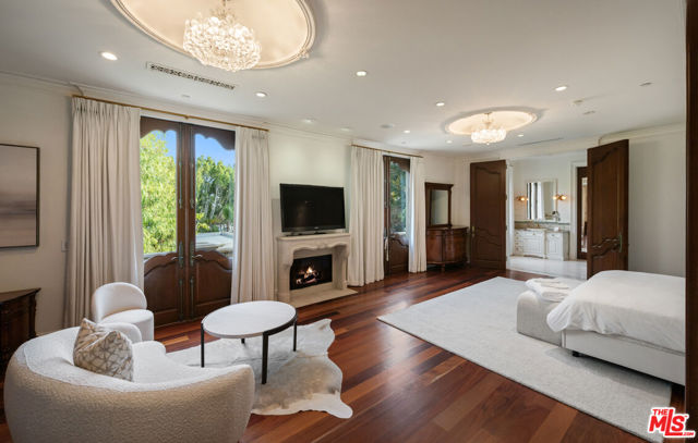 1021 N Crescent Drive, Beverly Hills CA: https://media.crmls.org/mediaz/c216c802-f661-4e89-b139-33f04ca71d0f.jpg