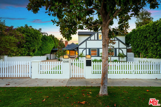10445 Valley Spring Lane, Toluca Lake CA: https://media.crmls.org/mediaz/c2172bb1-d0de-4aca-b894-f1e1d86636a8.jpg