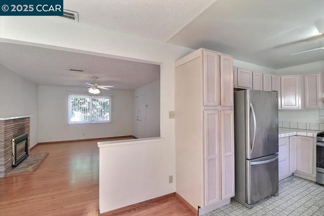 2465 Buena Vista Ave, Walnut Creek CA: https://media.crmls.org/mediaz/c2176928-4029-42a7-9863-cc1c20b6c321.jpg