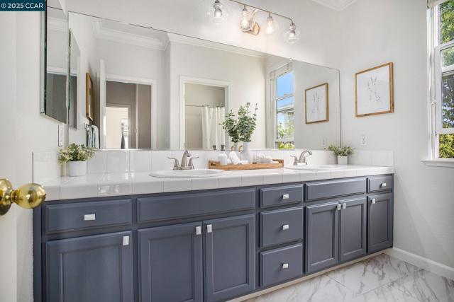 4001 Browning Dr, Concord CA: https://media.crmls.org/mediaz/c218a30f-1843-46d0-884a-5172e3a5874e.jpg