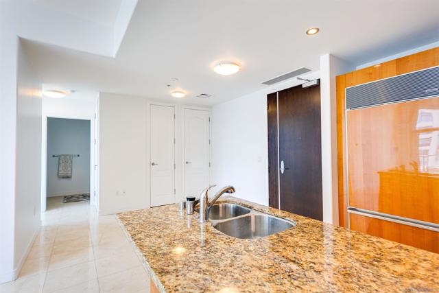 550 Front St, San Diego CA: https://media.crmls.org/mediaz/c219ae53-e913-40e0-80ab-c6e5b27d9a60.jpg