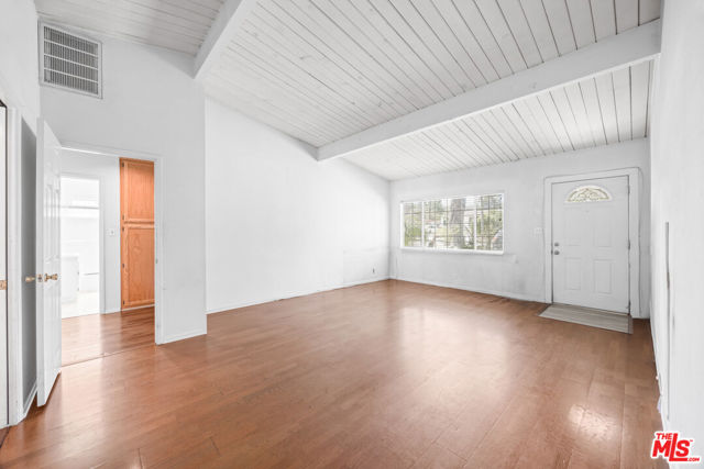 22027 Viscanio Road, Woodland Hills CA: https://media.crmls.org/mediaz/c219f0ce-0b73-427e-8007-d710706943aa.jpg