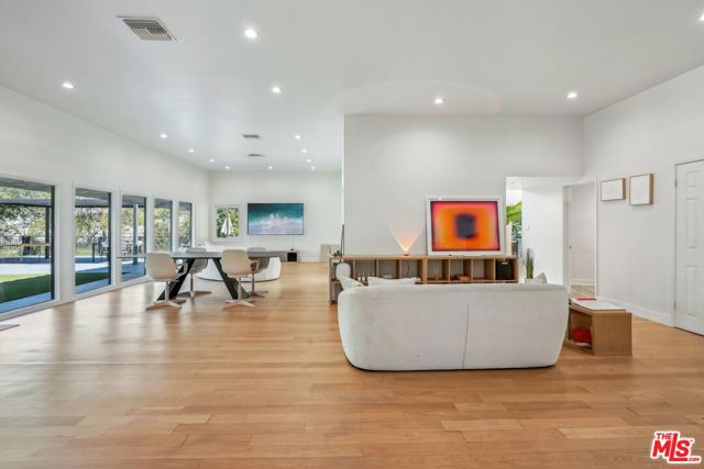 4900 Queen Victoria Road, Woodland Hills CA: https://media.crmls.org/mediaz/c21a1499-6cd7-4c19-9efa-2276110fbeeb.jpg