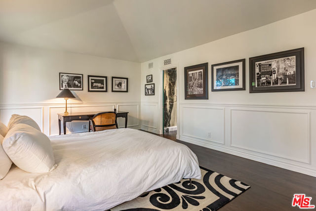 1612 Gilcrest Drive, Beverly Hills CA: https://media.crmls.org/mediaz/c21a56fc-4da1-47a9-9954-abb1ad997fad.jpg