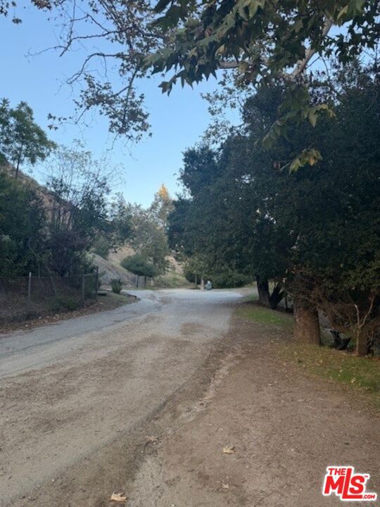 2515 Canyon Drive, Los Angeles CA: https://media.crmls.org/mediaz/c21b6488-b838-4cb8-abf1-8013ffae523f.jpg