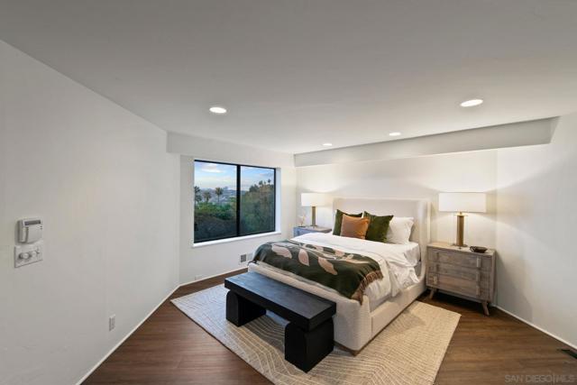 7520 Hillside Dr, La Jolla CA: https://media.crmls.org/mediaz/c21c6f7d-0d1c-43ef-a47f-dcf722fe1a6e.jpg