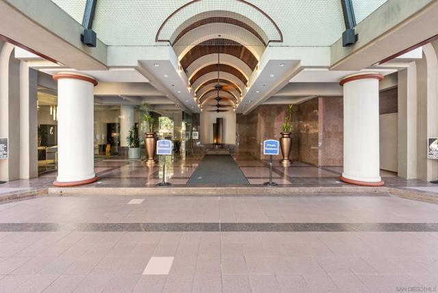 200 Harbor Dr, San Diego CA: https://media.crmls.org/mediaz/c21c6fba-e34f-4a69-8030-d9e732f94a68.jpg
