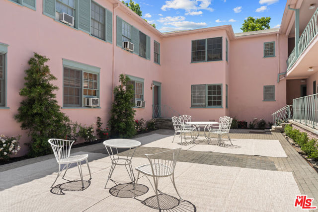 148 S Mccarty Drive, Beverly Hills CA: https://media.crmls.org/mediaz/c21c9073-79f4-4da9-ac19-e03eadce54de.jpg