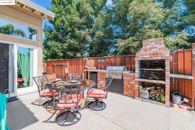 4452 Pronghorn Ct, Antioch CA: https://media.crmls.org/mediaz/c21ca460-5965-4454-a3eb-89540726c446.jpg